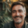 Homme souriant dans un jardin vert